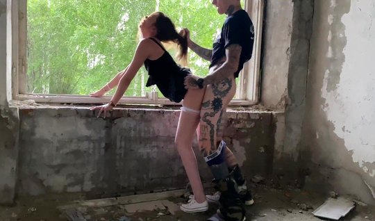 Татуированный русский рэпер снял сексуальную домашку с худой подругой